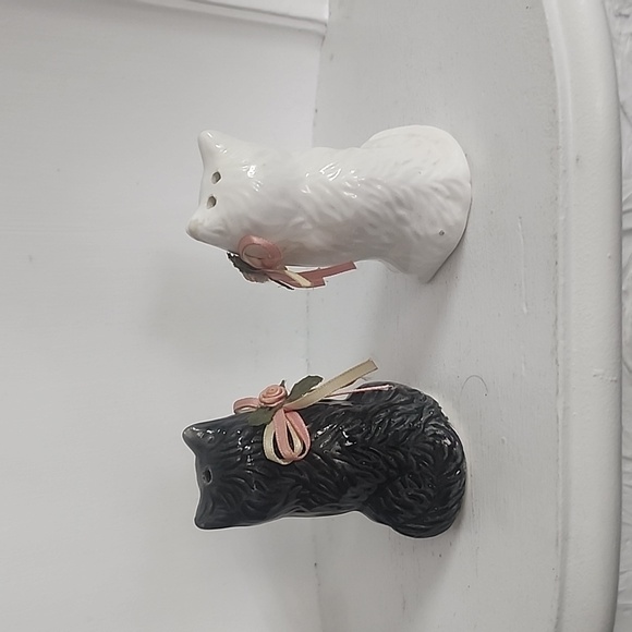 Cat Salt and Pepper Shakers, Black and White Cats - Picture 4 of 6